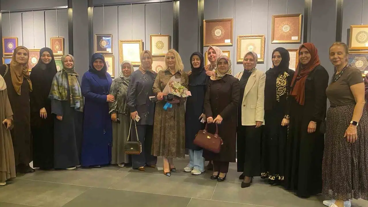 Eskişehir’de sabır ve zarafetin buluşması: Esma-ül Hüsna tezhip sanatıyla yeniden hayat buldu
