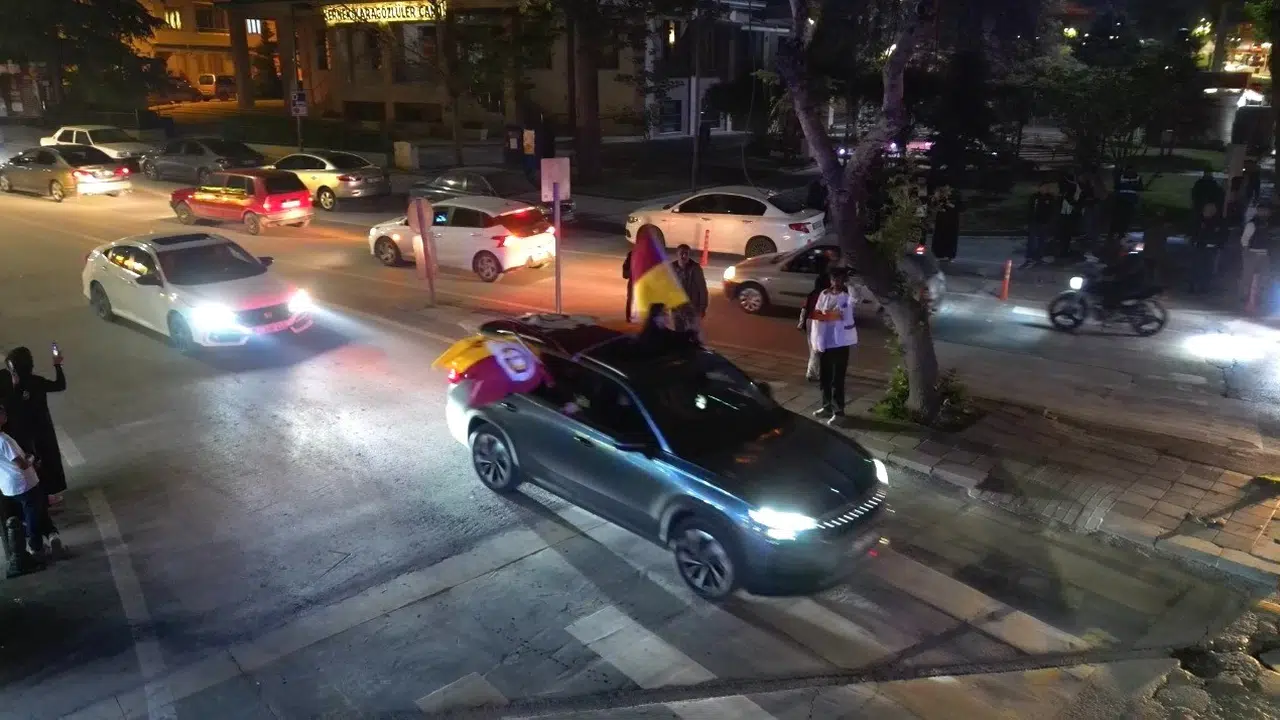 Malatya sokaklarında sarı-kırmızı şölen: Şampiyonluk coşkusu geceye damga vurdu