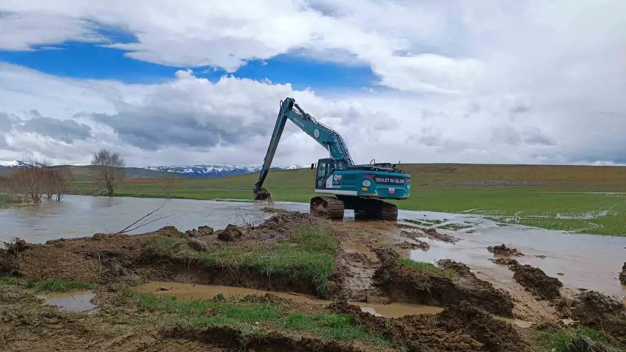 Baharın gelişiyle Bayburt’ta teyakkuza geçildi: DSİ ekipleri Oruçbeyli’de önlemleri artırdı