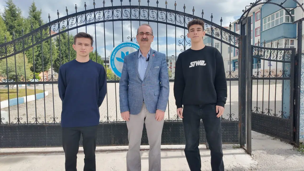 Gençlerden insanlık dersi: Otobüste buldukları parayı bir an bile düşünmeden polise götürdüler