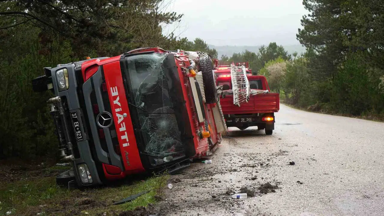 Yangına yetişmek isterken canlarından oluyorlardı: Kastamonu’da itfaiye aracı kaza yaptı