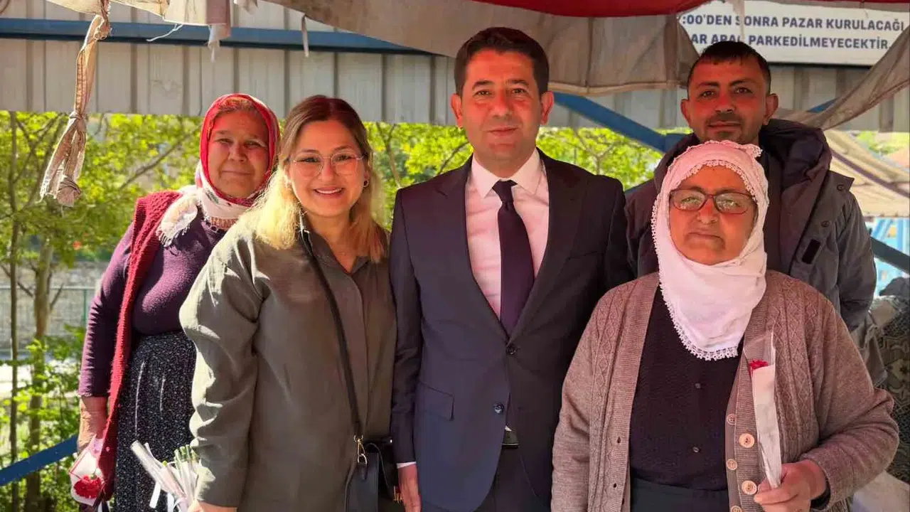Torosların çalışkan kadınlarına anlamlı ziyaret: Başkan Özen pazar tezgahında çiçek dağıttı