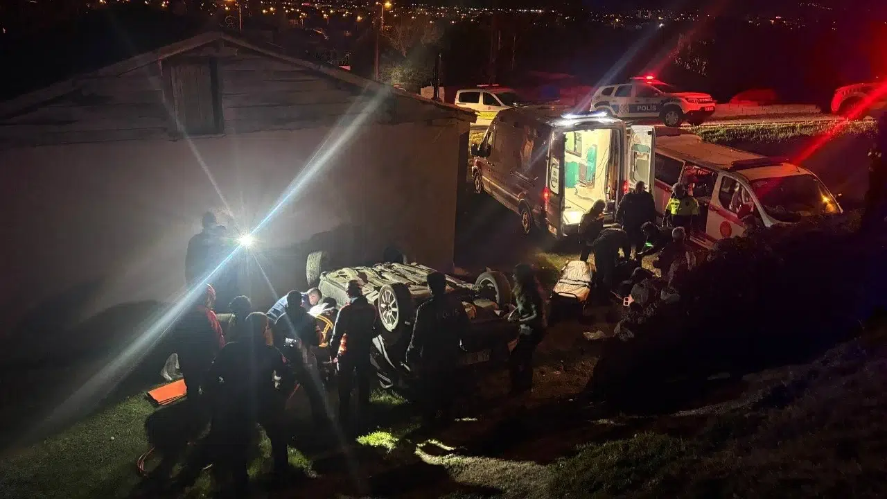 Erzincan’da korku dolu anlar: Kontrolden çıkan araç bahçeye uçtu