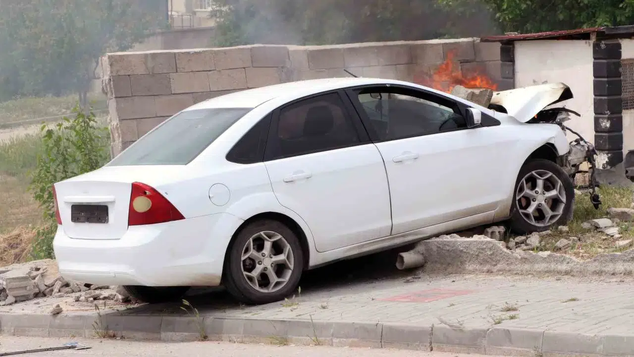 Kırıkkale’de korkutan kaza: Duvara çarpan otomobil bir anda alev topuna döndü