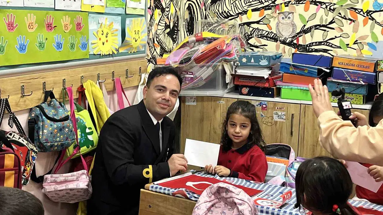 Minik ellerden kahramanlara uzanan sevgi köprüsü: Bayındır’da Mehmetçik ile duygusal buluşma