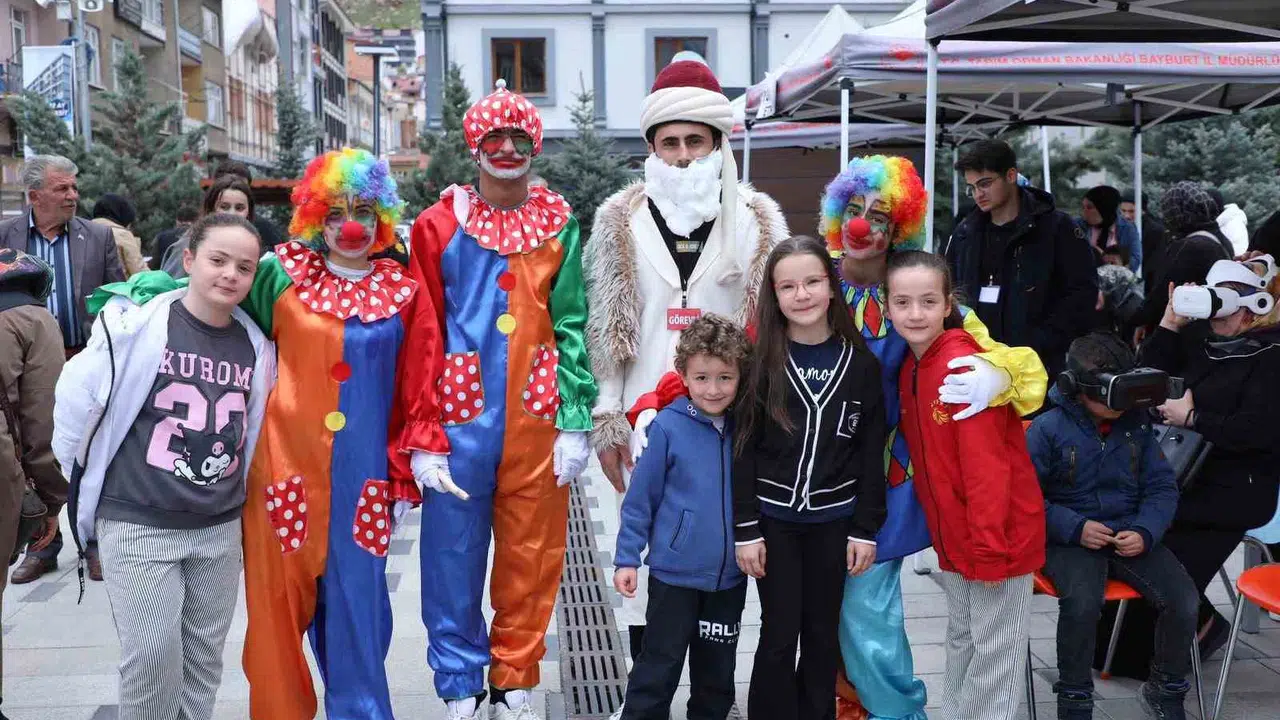 Bayburt’ta çocuk kahkahaları Saray Bahçesi’ni inletti: Dede Korkut coşkusu miniklerle taçlandı