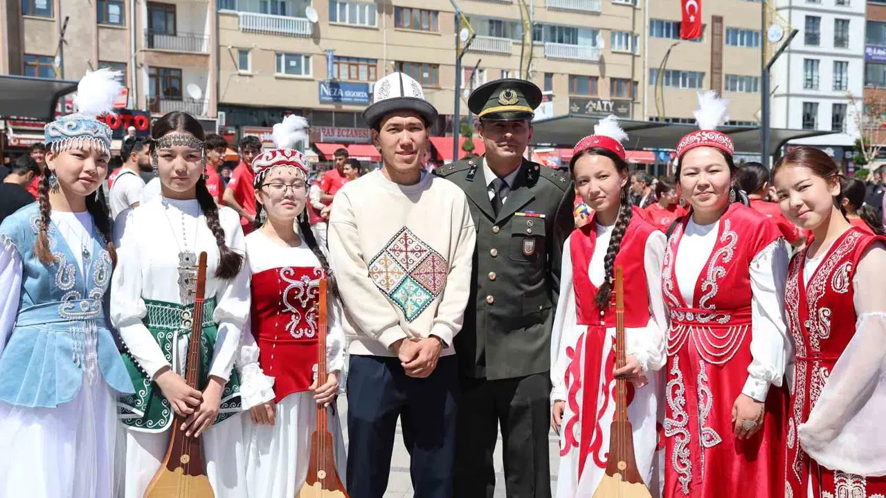 Elazığ'da 19 Mayıs coşkusu: Kırgız rüzgarı meydanları inletti