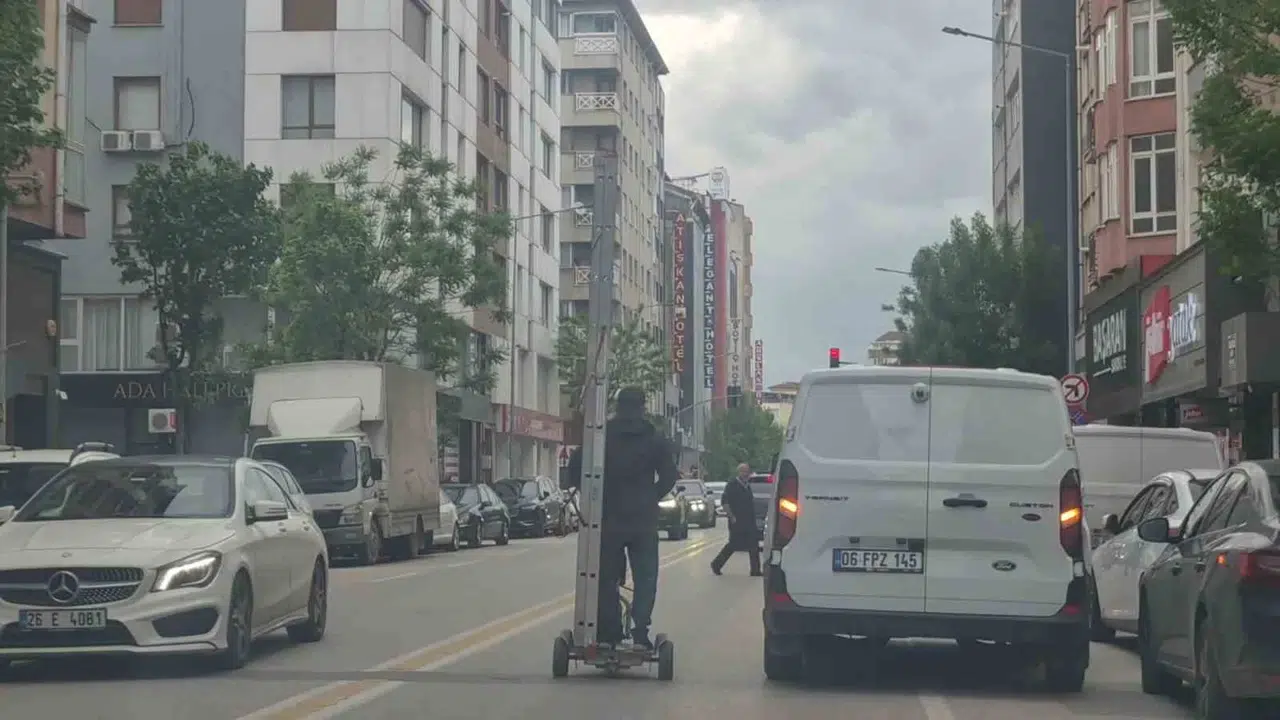 Eskişehir trafiğinde pes dedirten anlar: Scooter üzerinde tehlikeli yolculuk