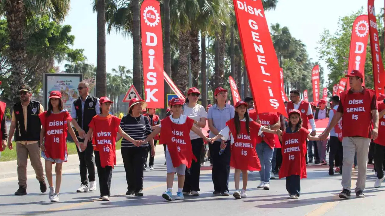 Mersin’de 1 Mayıs rüzgarı: Emekçiler hakları için meydanlara aktı