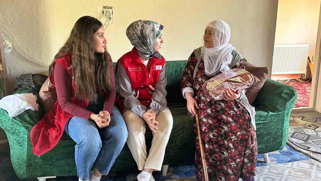 Kızılay’ın gönüllü ordusu Muradiye’de kapı kapı dolaştı: Annelerin yüzündeki gülümseme en büyük ödül oldu