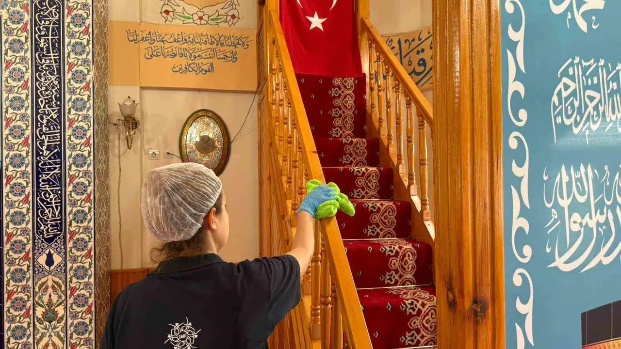 Aydın’da bayram hazırlığı: Camiler pırıl pırıl oluyor