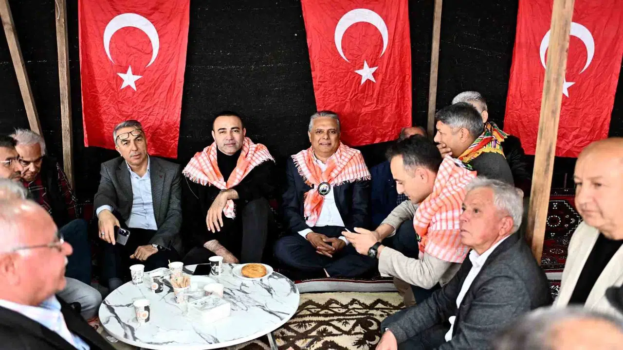 Başkan Uysal'dan Yörük kültürüne övgü: Keşkek dövdü, kadim geleneğin izini sürdü