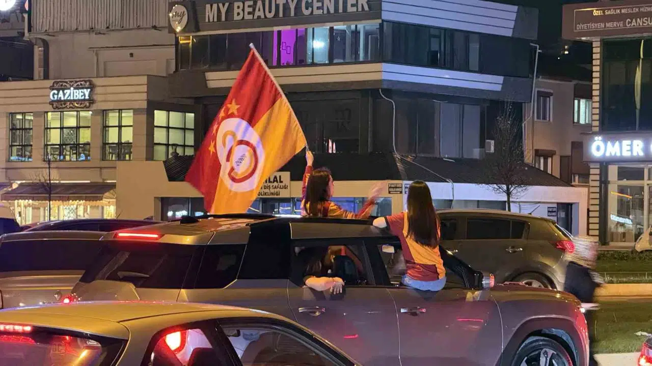 Sarı-kırmızılı zafer Sakarya’yı ayağa kaldırdı: Şampiyonluk coşkusu caddelere taştı