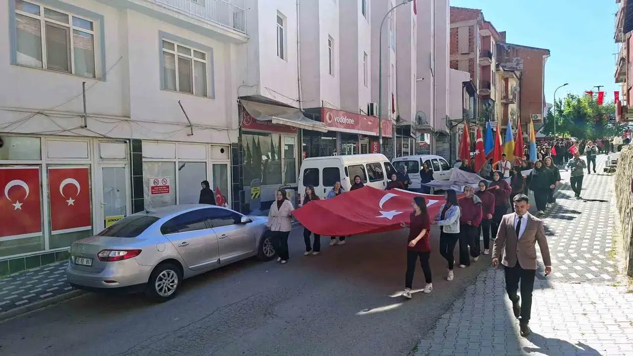 Hisarcık’ta 19 Mayıs coşkusu: Gençler ve protokol omuz omuza yürüdü