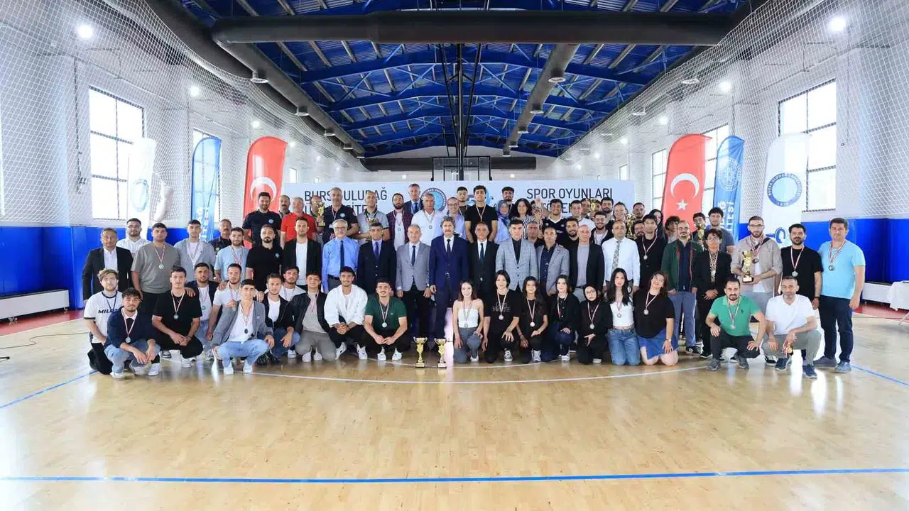 BUÜ'de rekabet yerini coşkuya bıraktı: Spor oyunlarında şampiyonlar kupalarına kavuştu