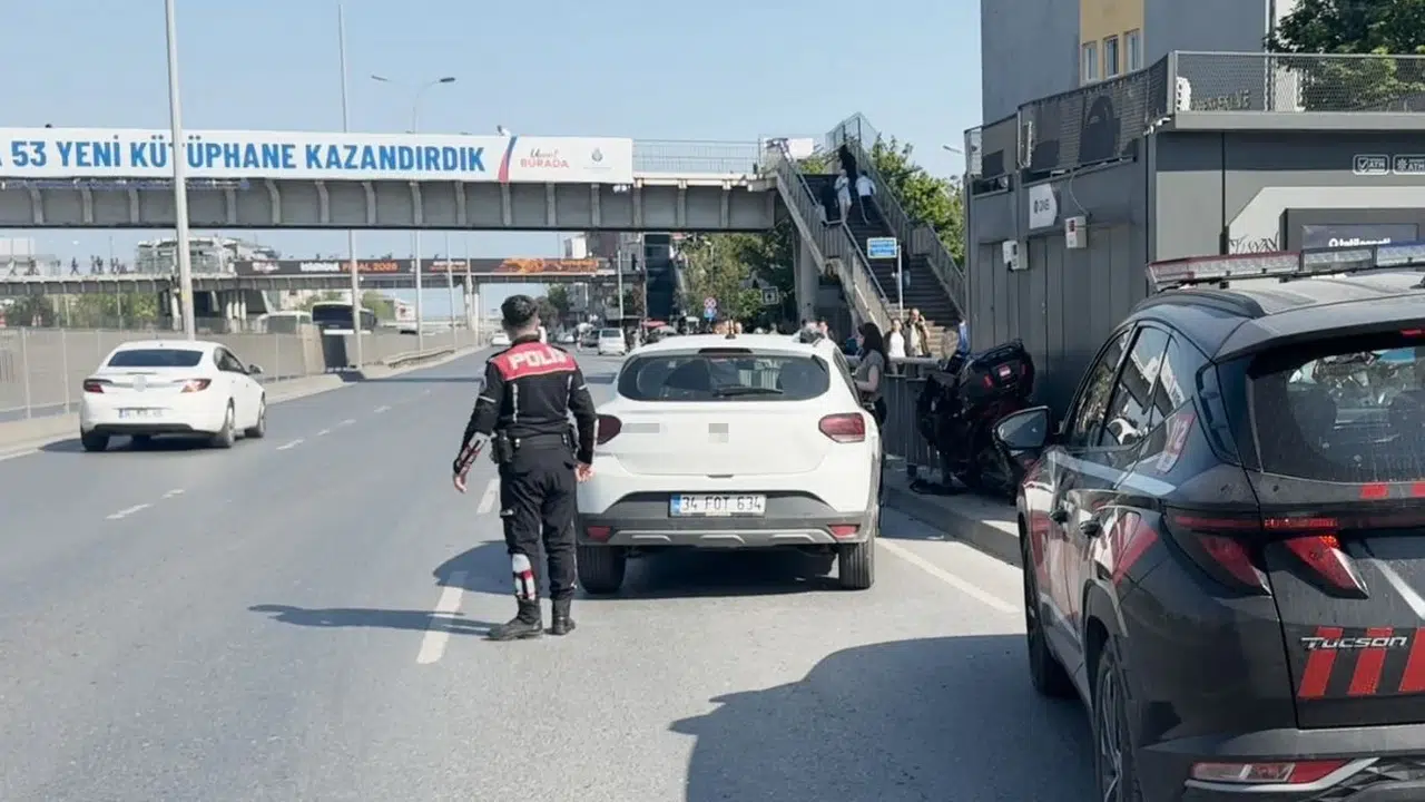 Avcılar’da dehşet anları: Bariyerlere sıkışan motosikletliyi tesadüfen geçen sağlıkçılar kurtardı