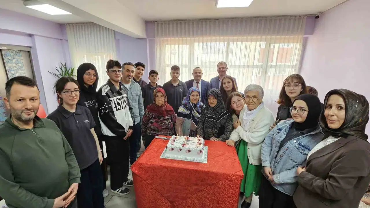 Gençlerin vefası Kütahya’da yüzleri güldürdü: Anneler Günü’nde huzurevine duygusal ziyaret