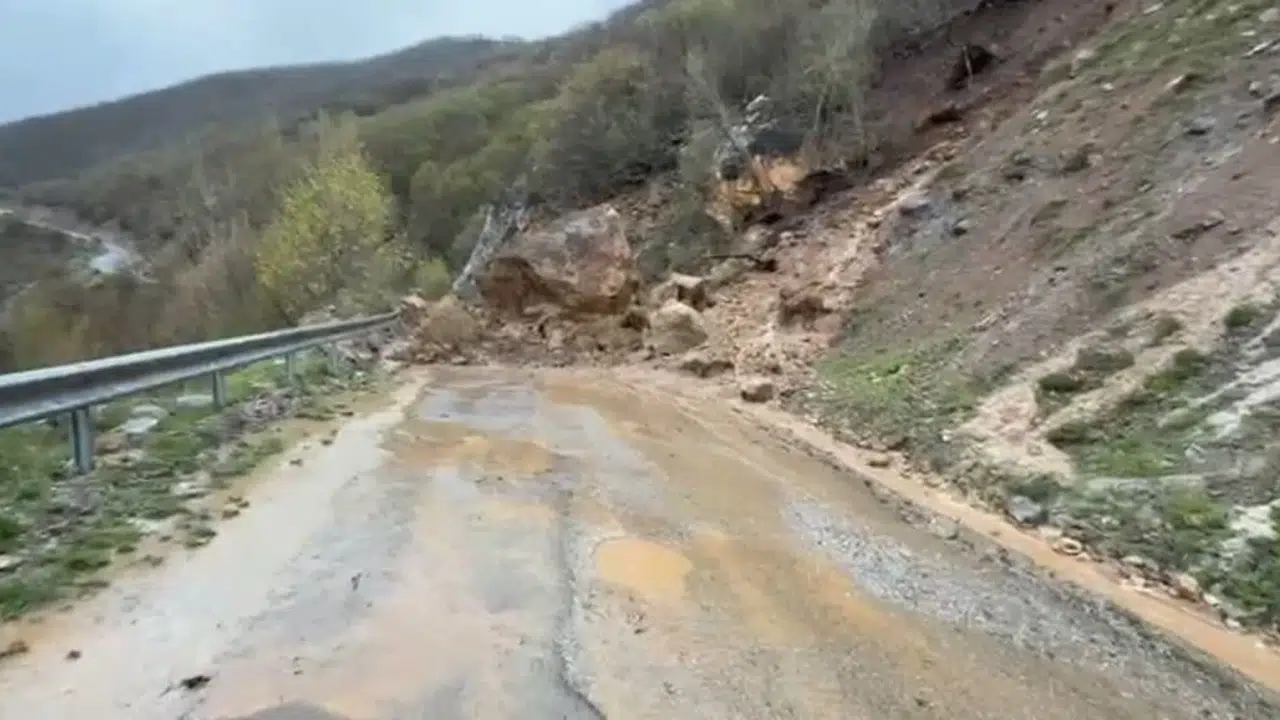 Sivas’ta kabus dolu saatler: Dağdan kopan kayalar yolu kapattı, dere taştı yollar çöktü