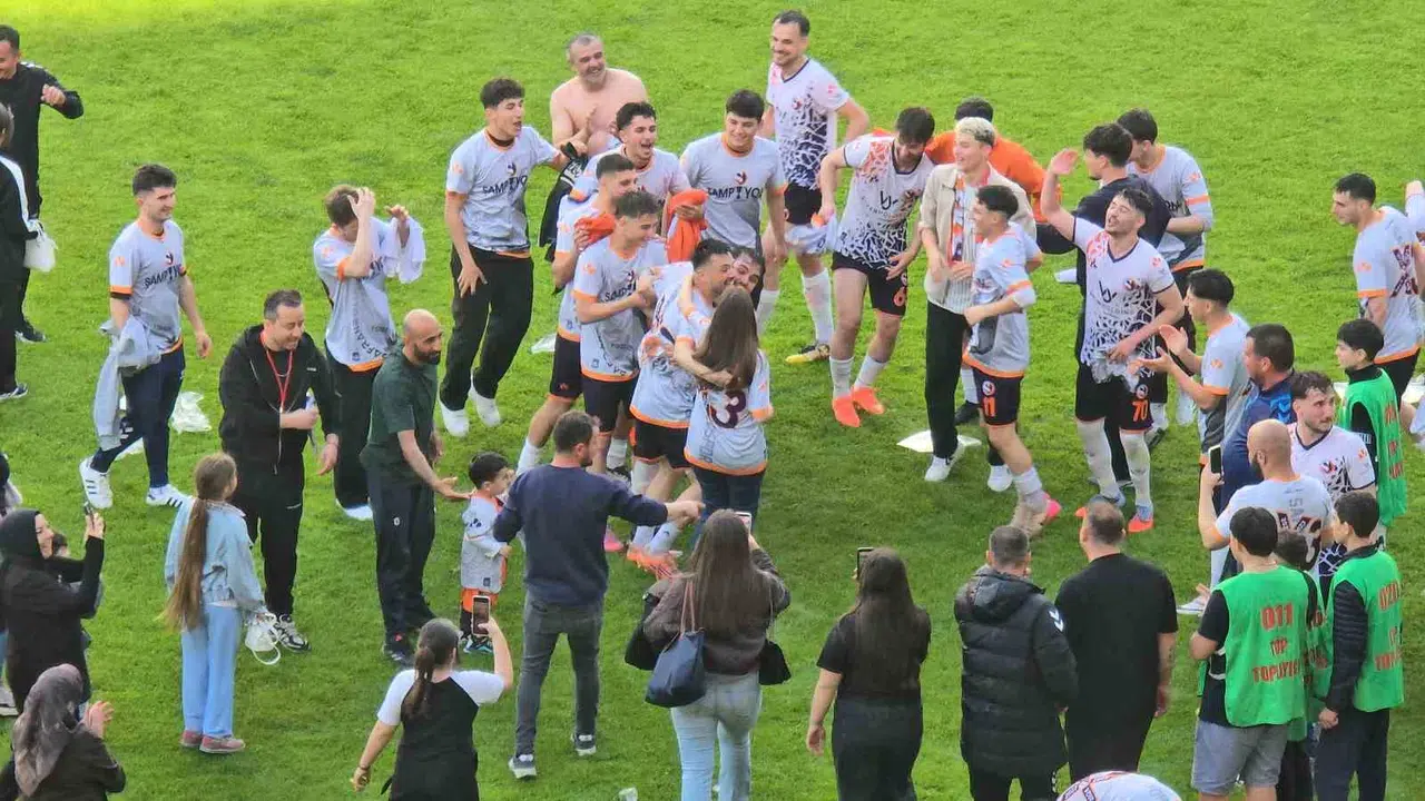 Kupayı kaldırdı, hayatının imzasını attı: Şampiyon futbolcudan sahada unutulmaz teklif
