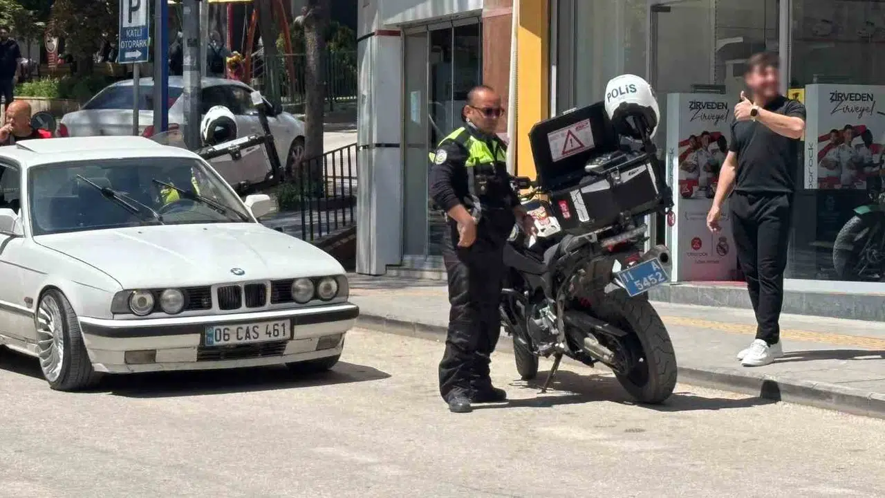 21 bin liralık cezayı görünce şaşkına çeviren tepki: Polislere gülerek poz verdi