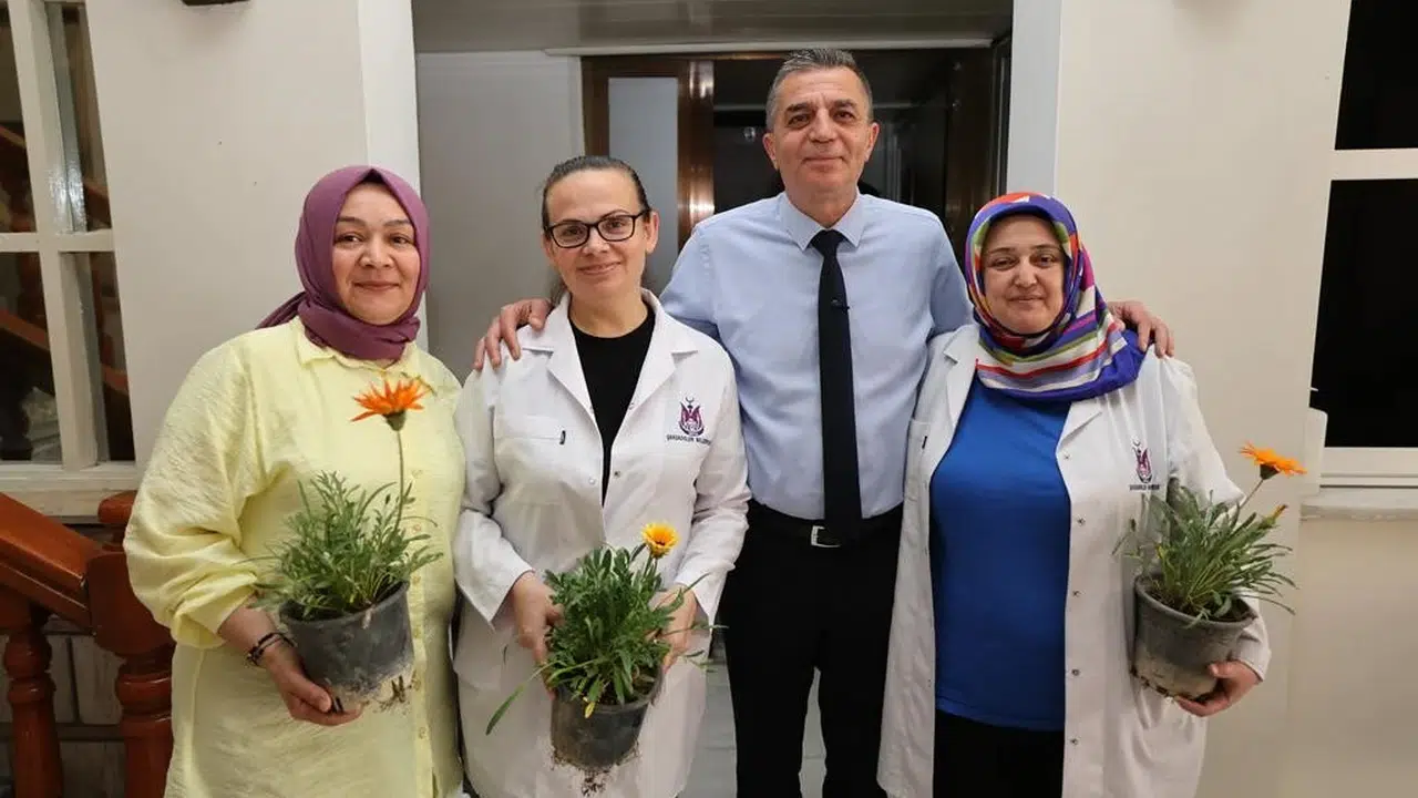 Başkan Şimşek'ten belediye koridorlarında Anneler Günü sürprizi: Emekçi kadınları unutmadı