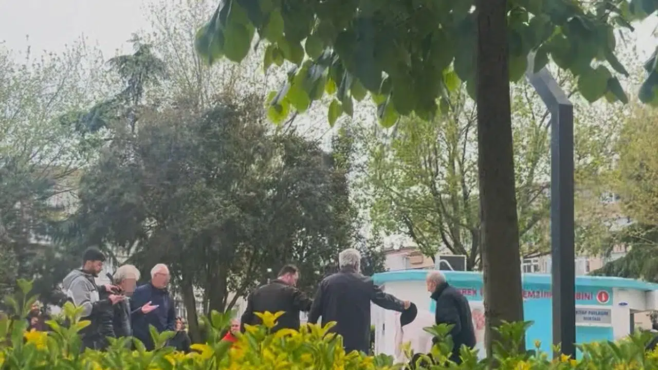 Huzur dolu park bir anda savaş alanına döndü: Yaşlı adamlar arasındaki husumet kanlı bitti