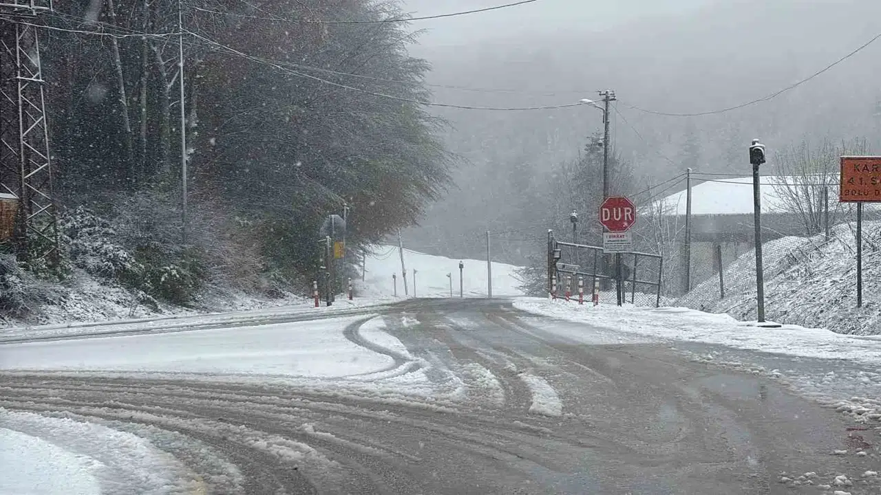 Baharın ortasında kıştan kalma günler: Bolu Dağı beyaza teslim oldu
