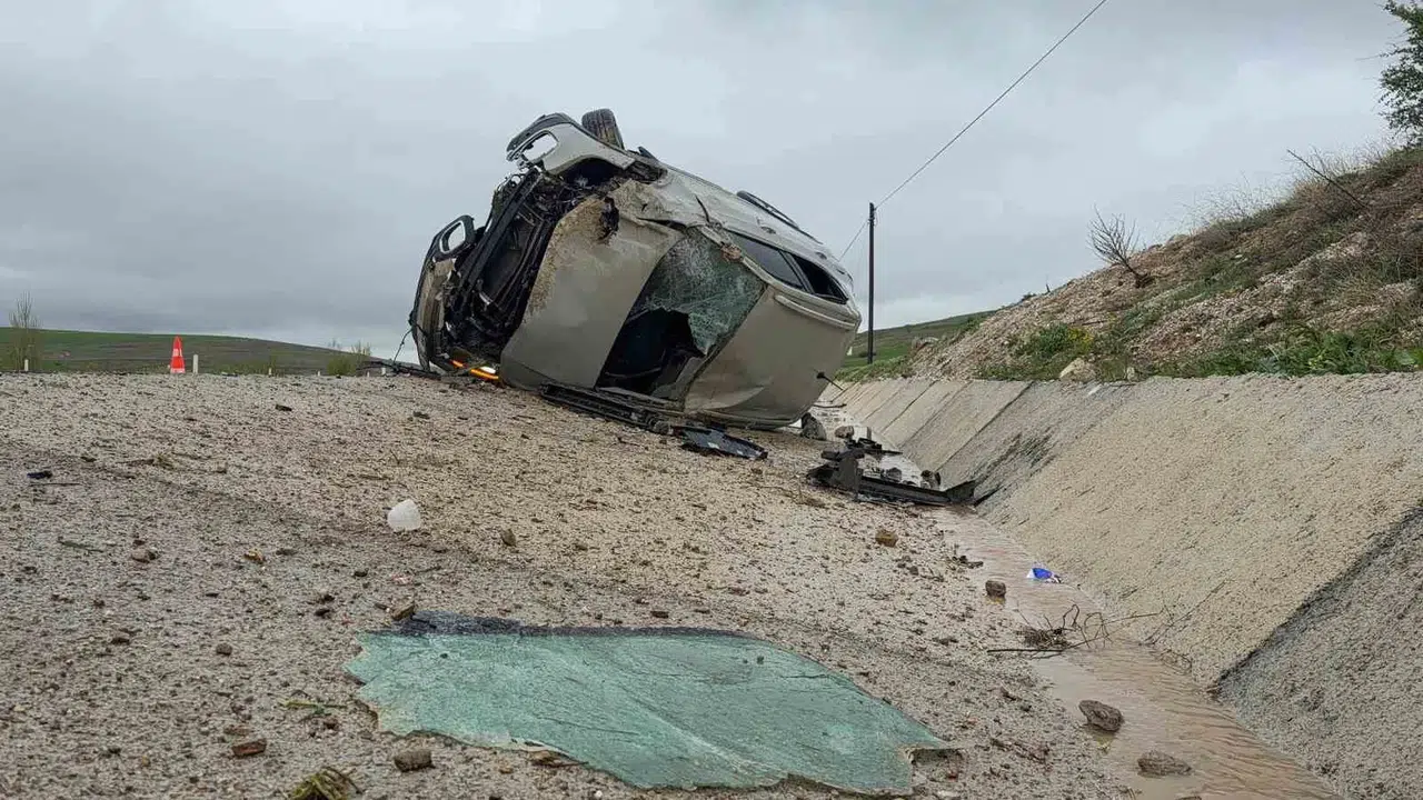 Afyonkarahisar’da korkutan kaza: Refüje çarpan otomobil devrildi, 1 yaşındaki bebek yaralandı