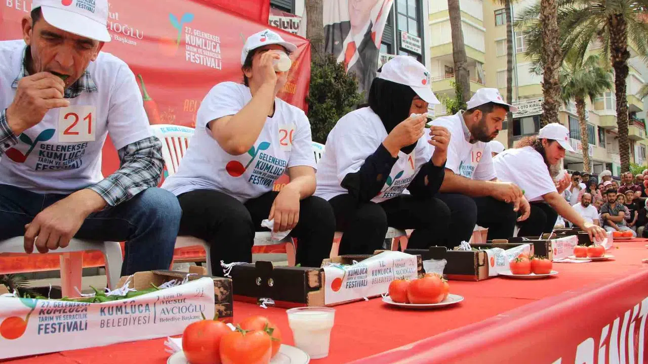 Gözyaşları içinde altın mücadelesi: Kumluca’da acı biber yeme yarışması nefes kesti