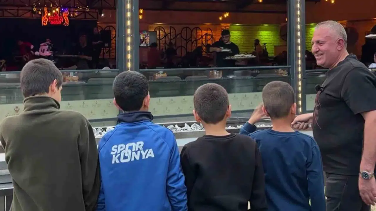 Kebap ustasından çocuklara unutulmaz sürpriz: Mangalın başına geçip hünerlerini sergilediler