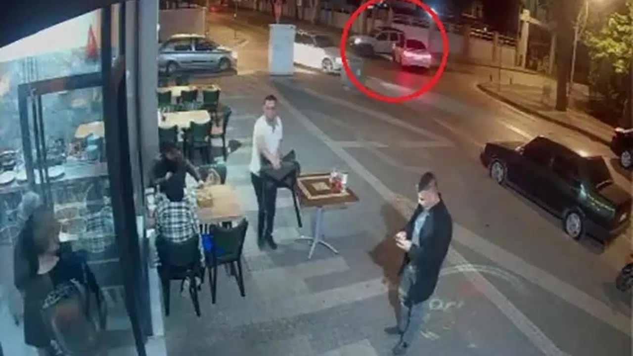 Kavşakta tereddüt felaketle bitti: 'Dur' tabelasını görmezden gelince ortalık savaş alanına döndü