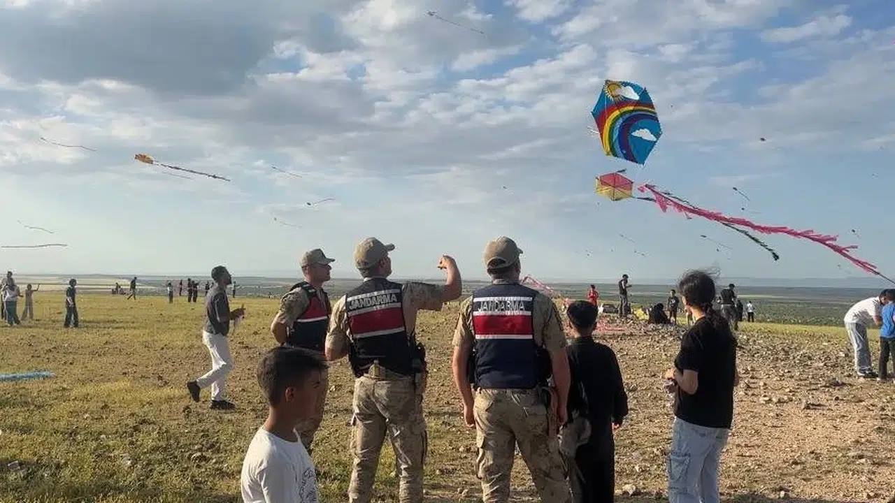 Sınır hattında renkli görüntüler: Jandarma ve çocuklar gökyüzünü şenlendirdi