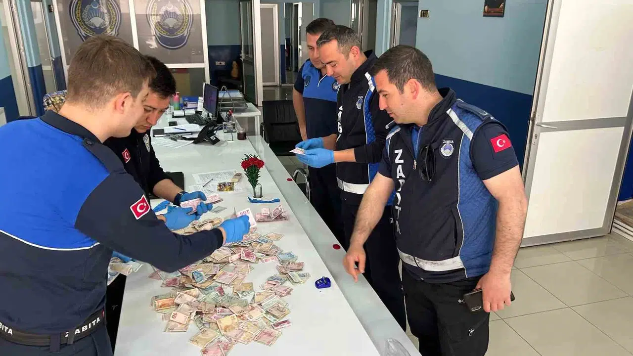 Zabıta ekiplerinin operasyonu şoke etti: Dilencinin üzerinden bir servet çıktı