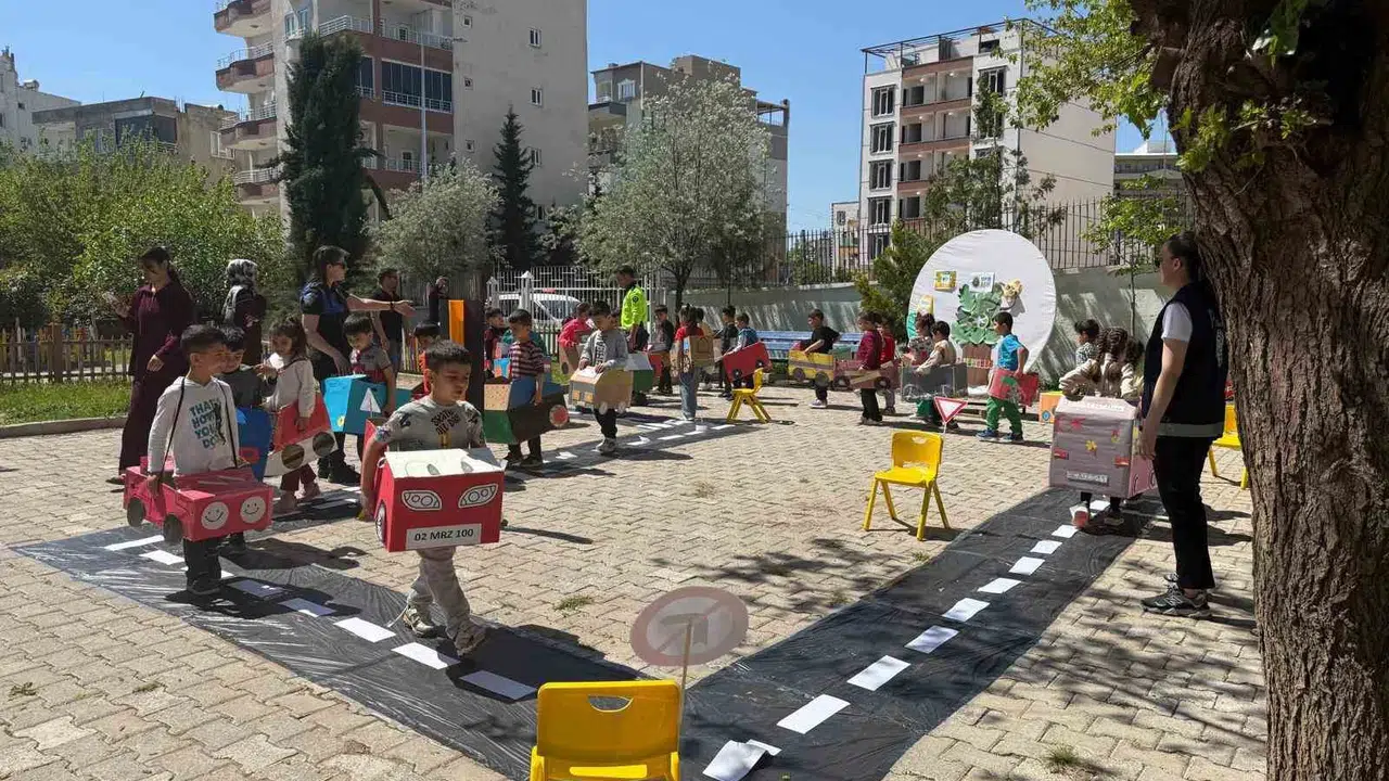 Çöpten değil sanattan: Minik öğrenciler atıkları trafiğe çıkardı