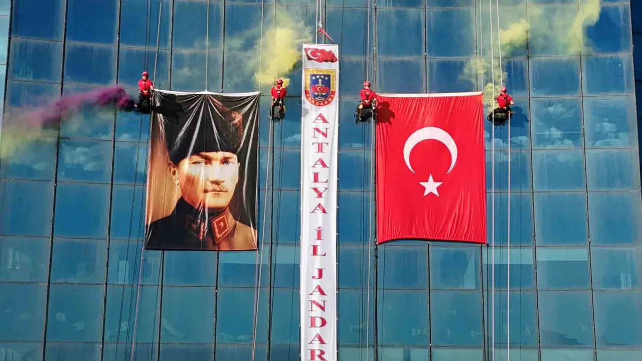 Antalya semalarında 19 Mayıs coşkusu: JAK timlerinden nefes kesen gösteri