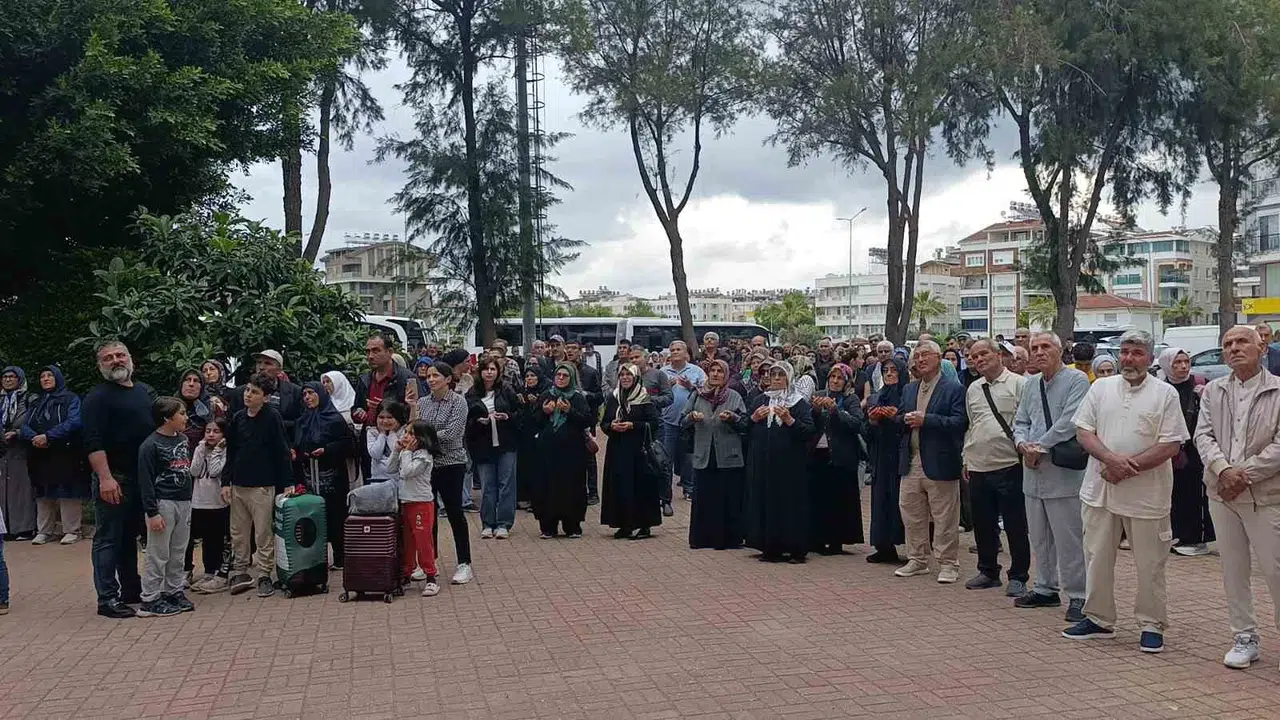 Manavgat’ta kutsal yolculuk heyecanı: 52 hacı adayı dualarla uğurlandı
