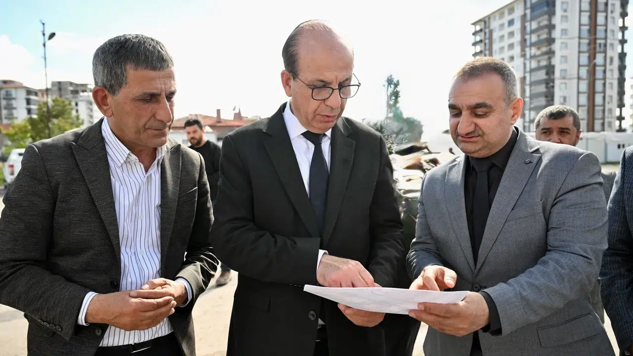 Yeşilyurt’ta riskli yapılar tek tek yıkılıyor: Başkan Geçit dönüşüm sahasında incelemelerde bulundu