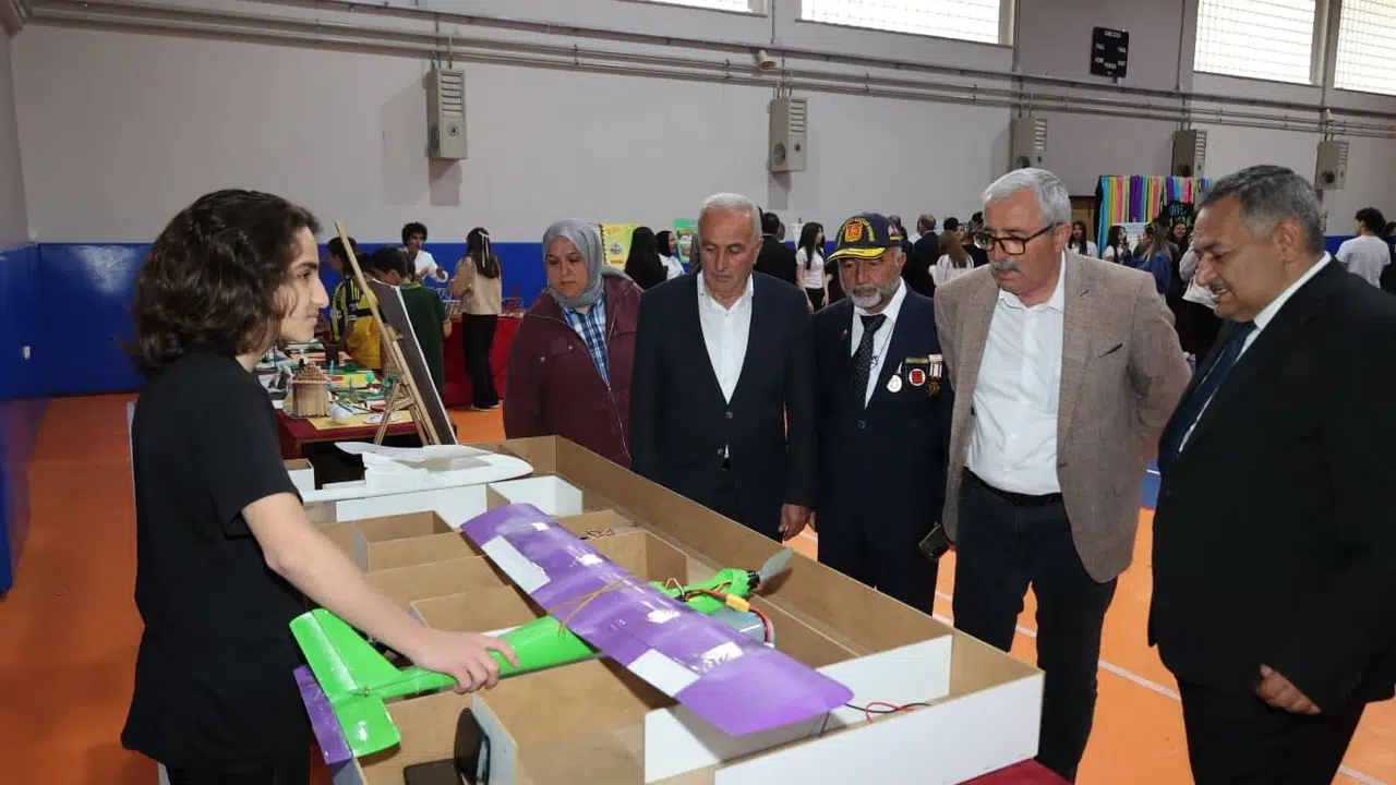 Geleceğin mucitleri Kayseri'de buluştu: Bünyan Fen Lisesi'nden bilim şöleni