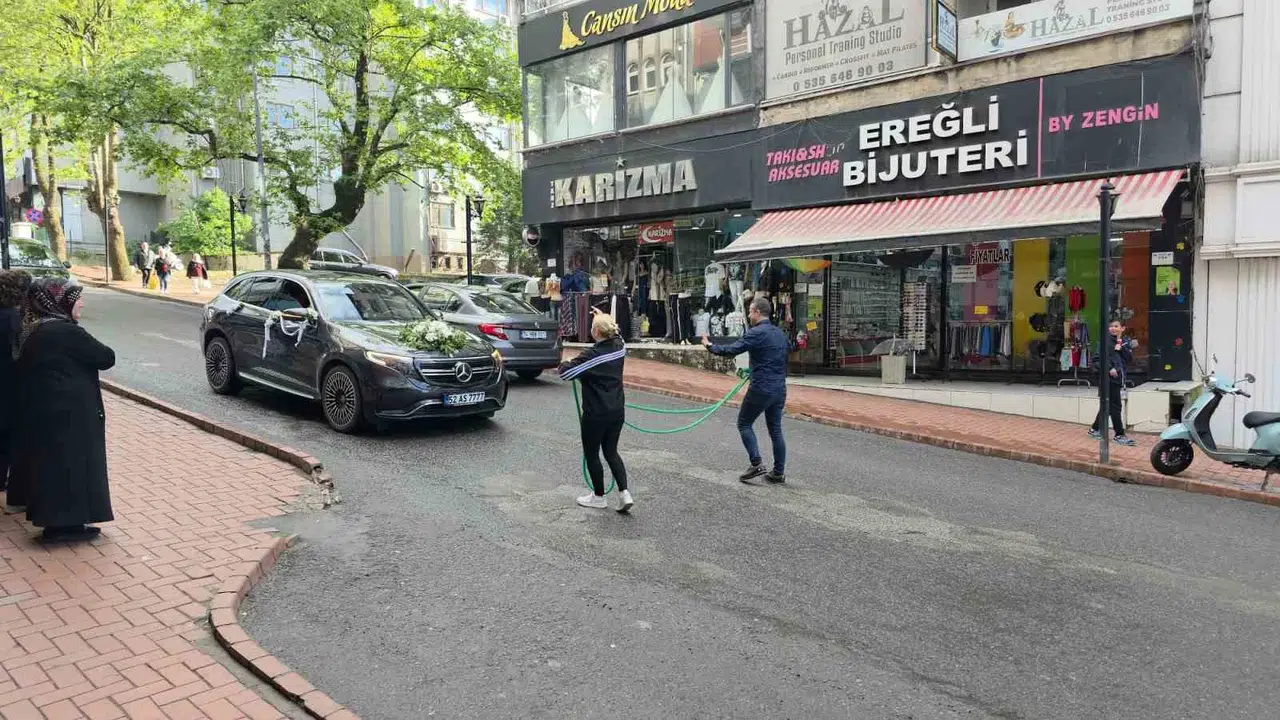 Düğün yolunda beklenmedik engel: Zincirleri görünce şoke oldular