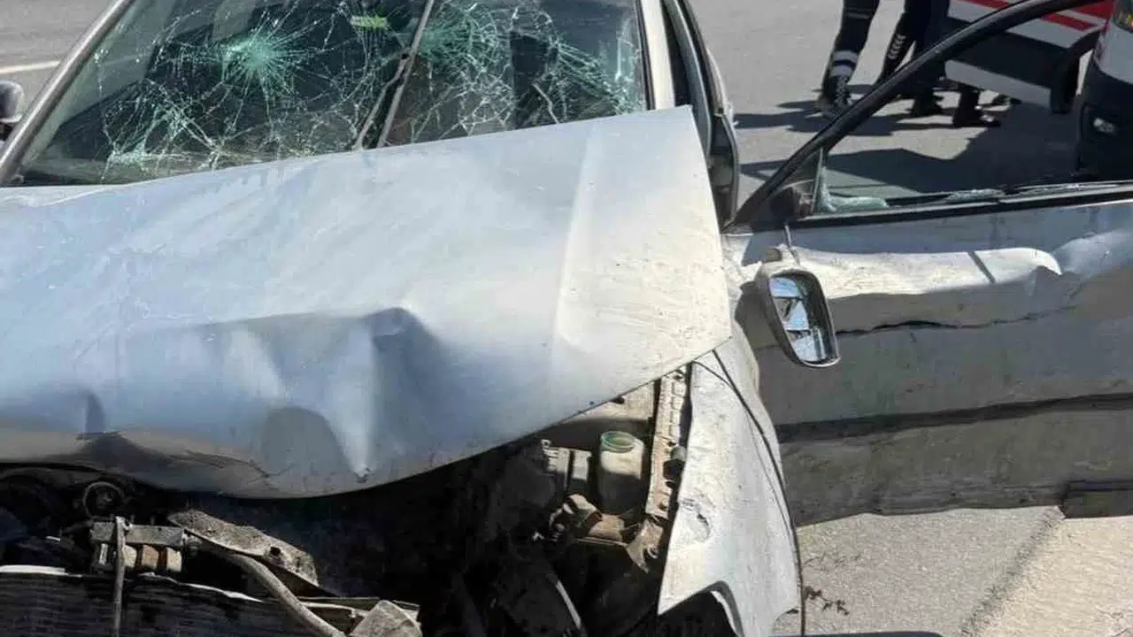 İskenderun'da direksiyon başında kabus: Bariyerlere çarpan sürücü hastanelik oldu