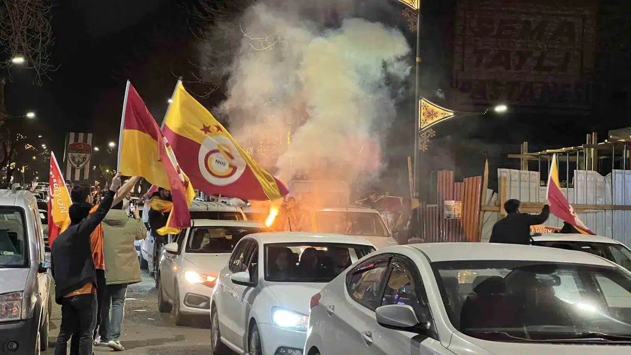 Doğu’nun zirvesinde şampiyonluk ateşi: Kars sokakları sarı-kırmızıya boyandı