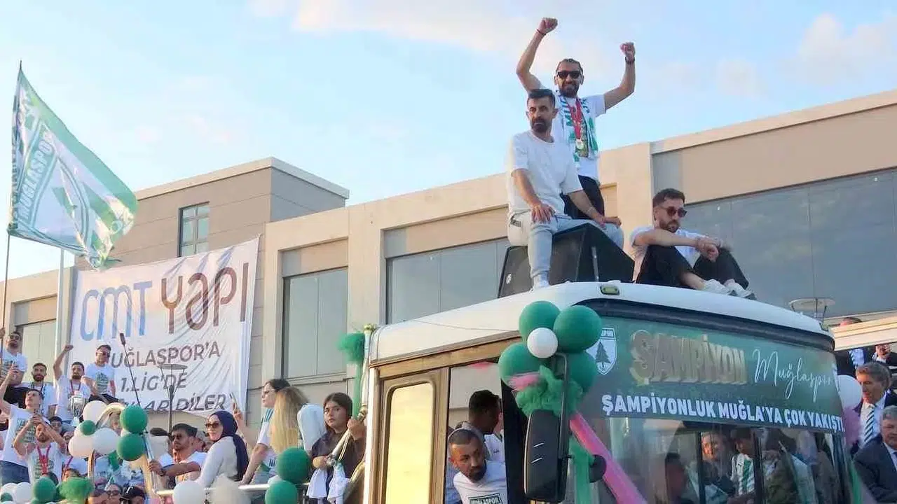 Muğla’da şampiyonluk ateşi: Yeşil-beyazlılar 1. Lig coşkusunu sokaklara taşıdı