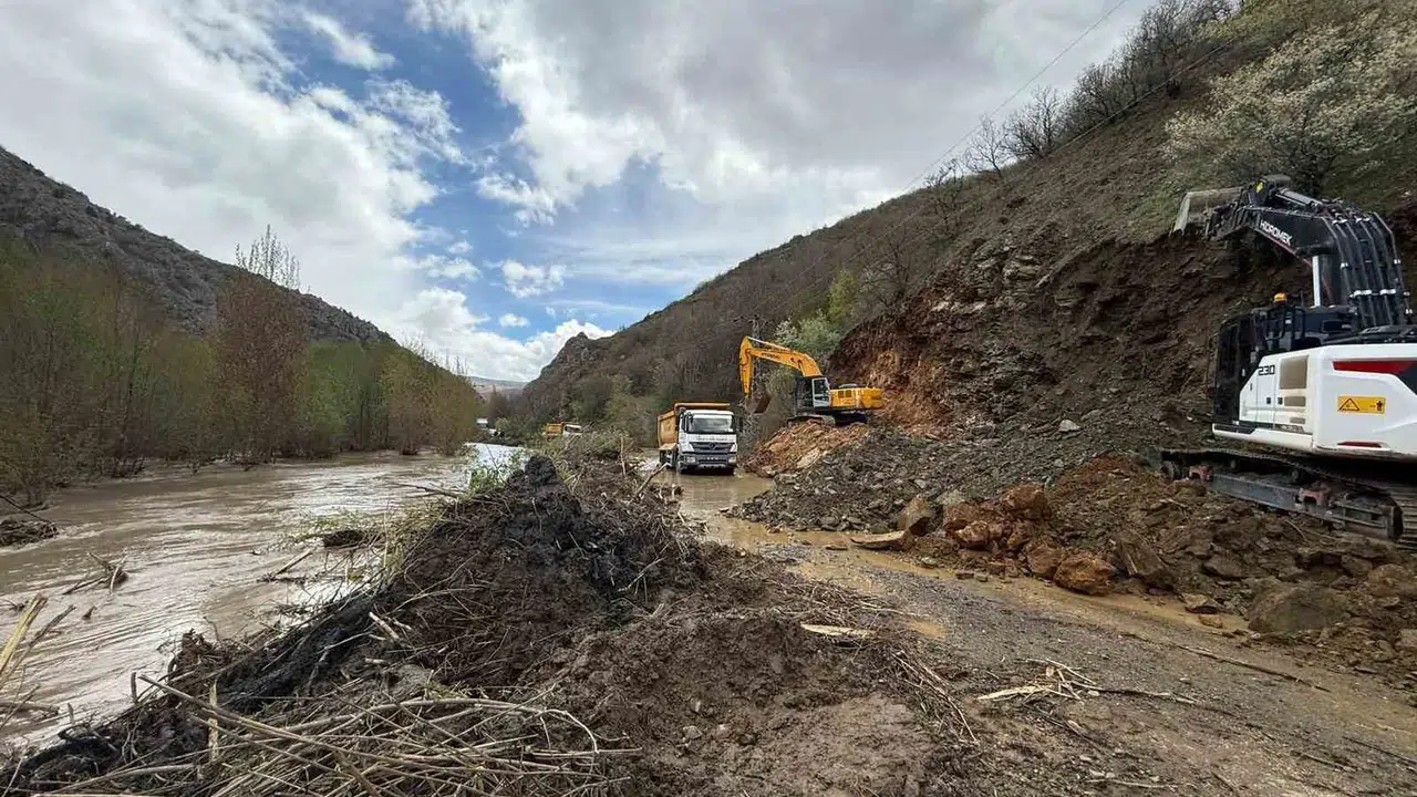 Tokat'ta doğa felaketi: Dağdan inen çamur seli köy yolunu yuttu