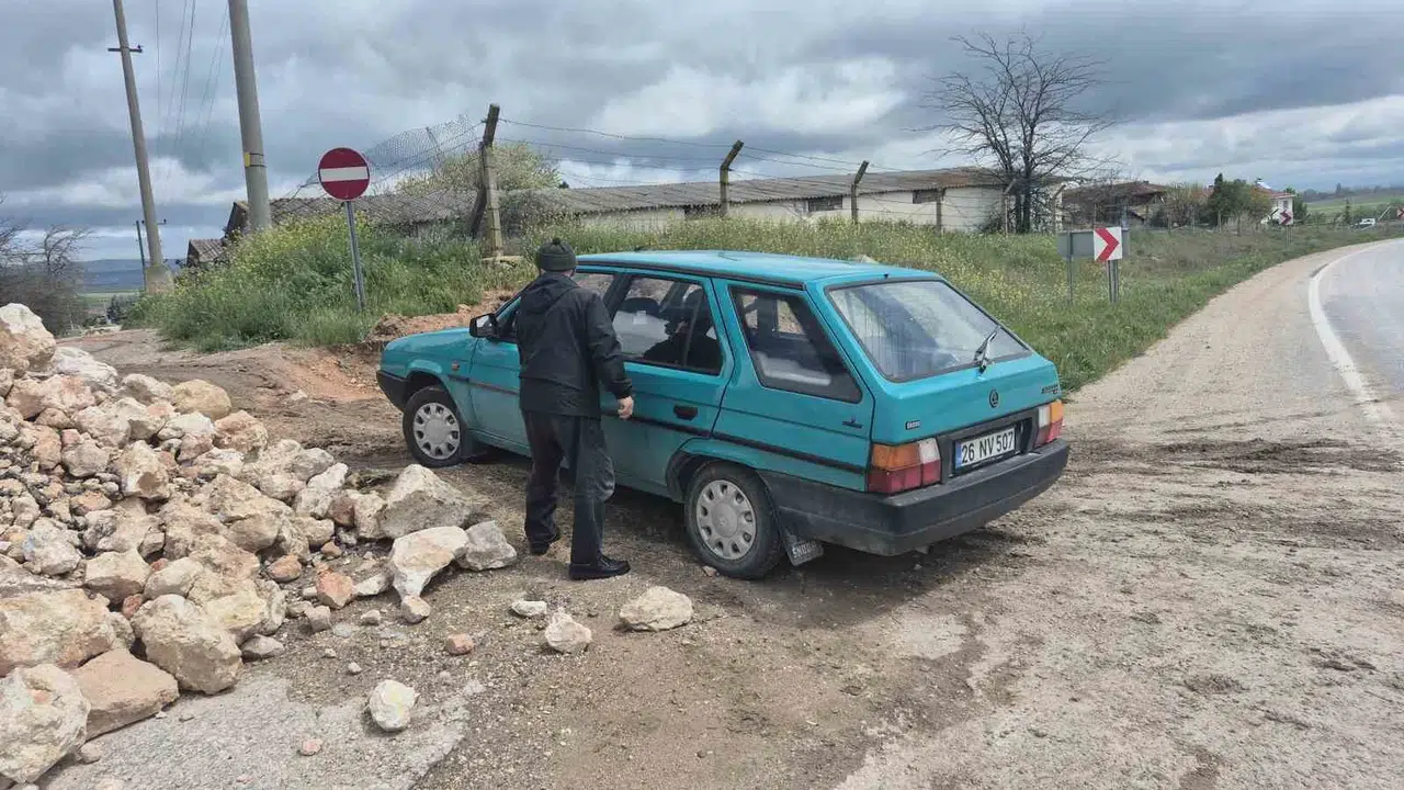 Eskişehir’de yol çalışması çilesi: Köy girişini toprakla kapattılar, vatandaş evine ulaşamıyor