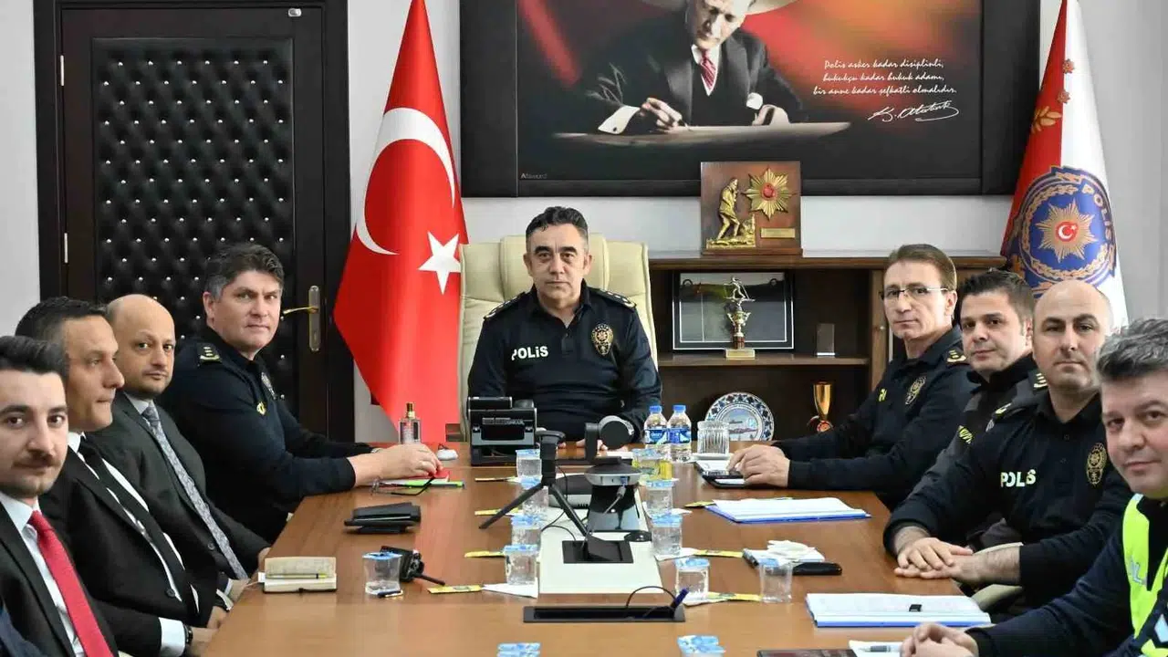 Kars’ta emniyet zirvesi: Öğrencilerin güvenliği için yeni yol haritası belirlendi