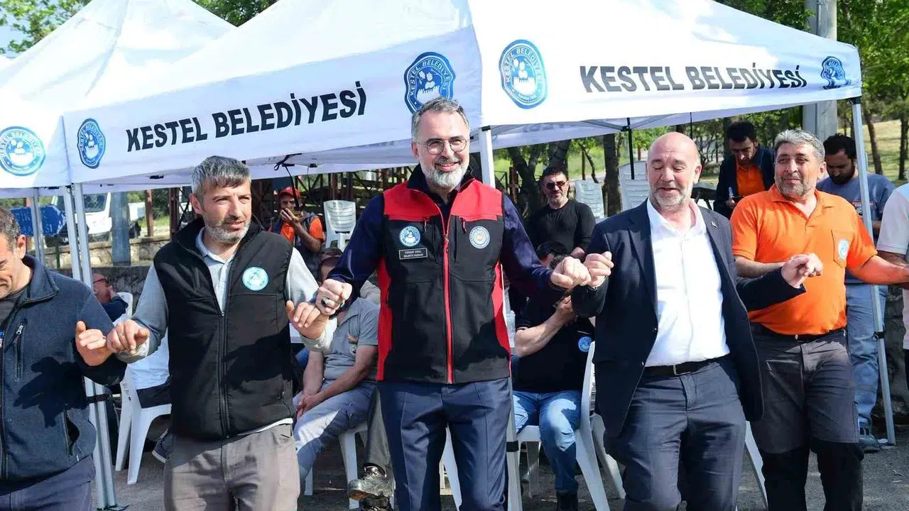 Kestel'de 1 Mayıs coşkusu: Başkan Erol emekçilerle halay çekti