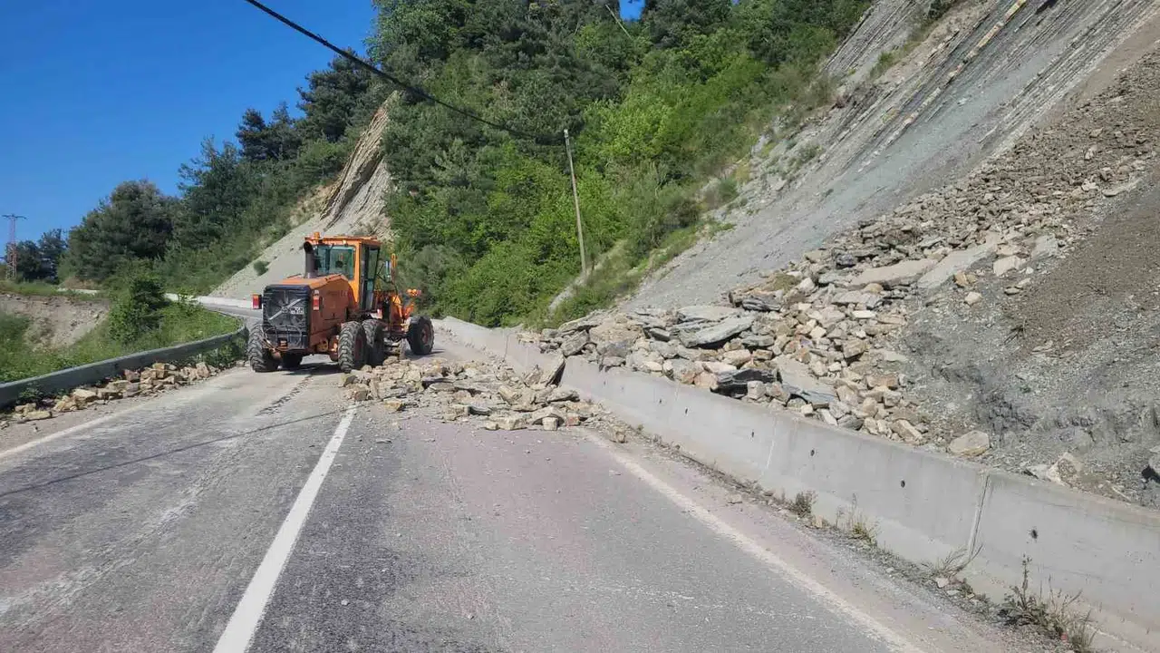 Kastamonu'da ulaşım durdu: İnebolu-Abana hattında heyelan paniği