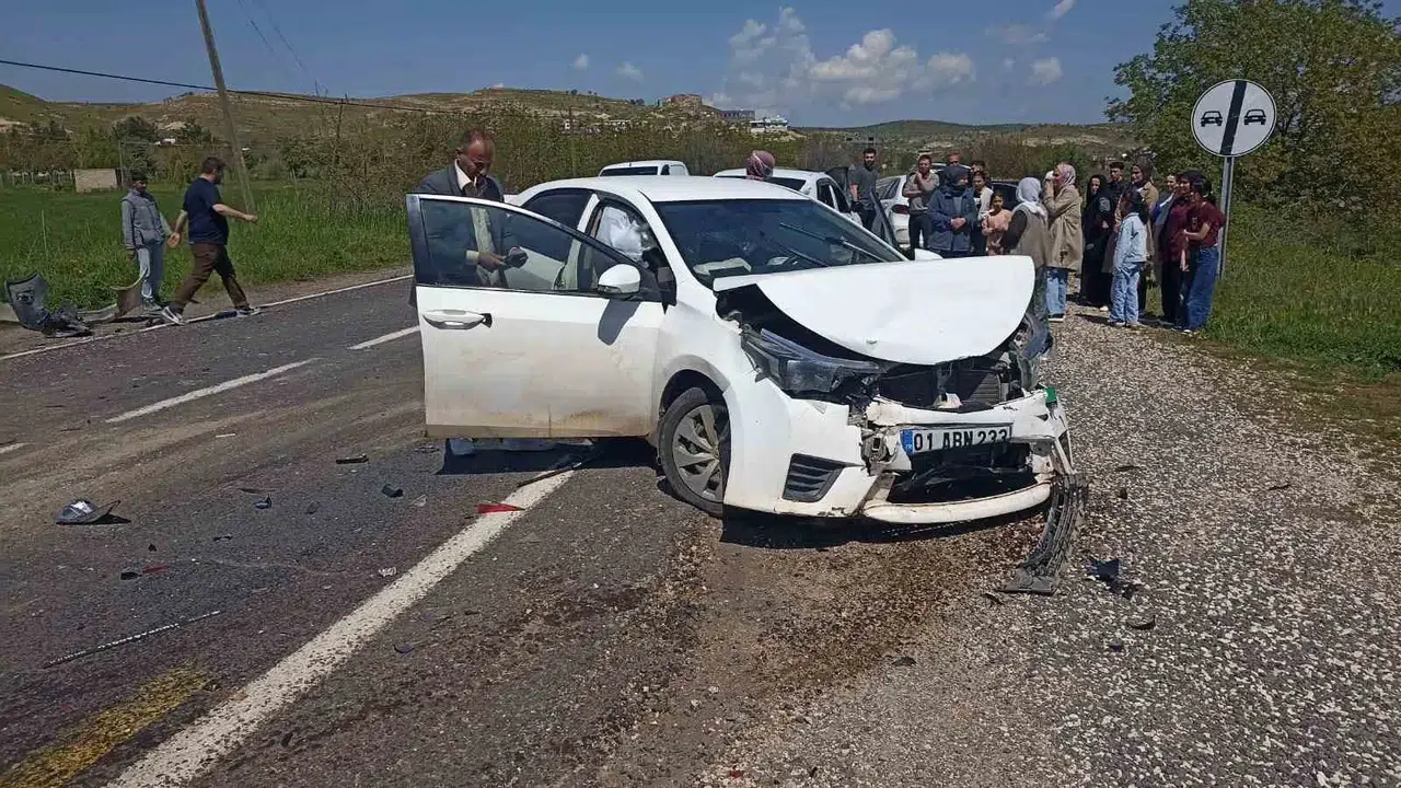 Mardin’de ortalık savaş alanına döndü: 5 araç birbirine girdi, yaralılar var