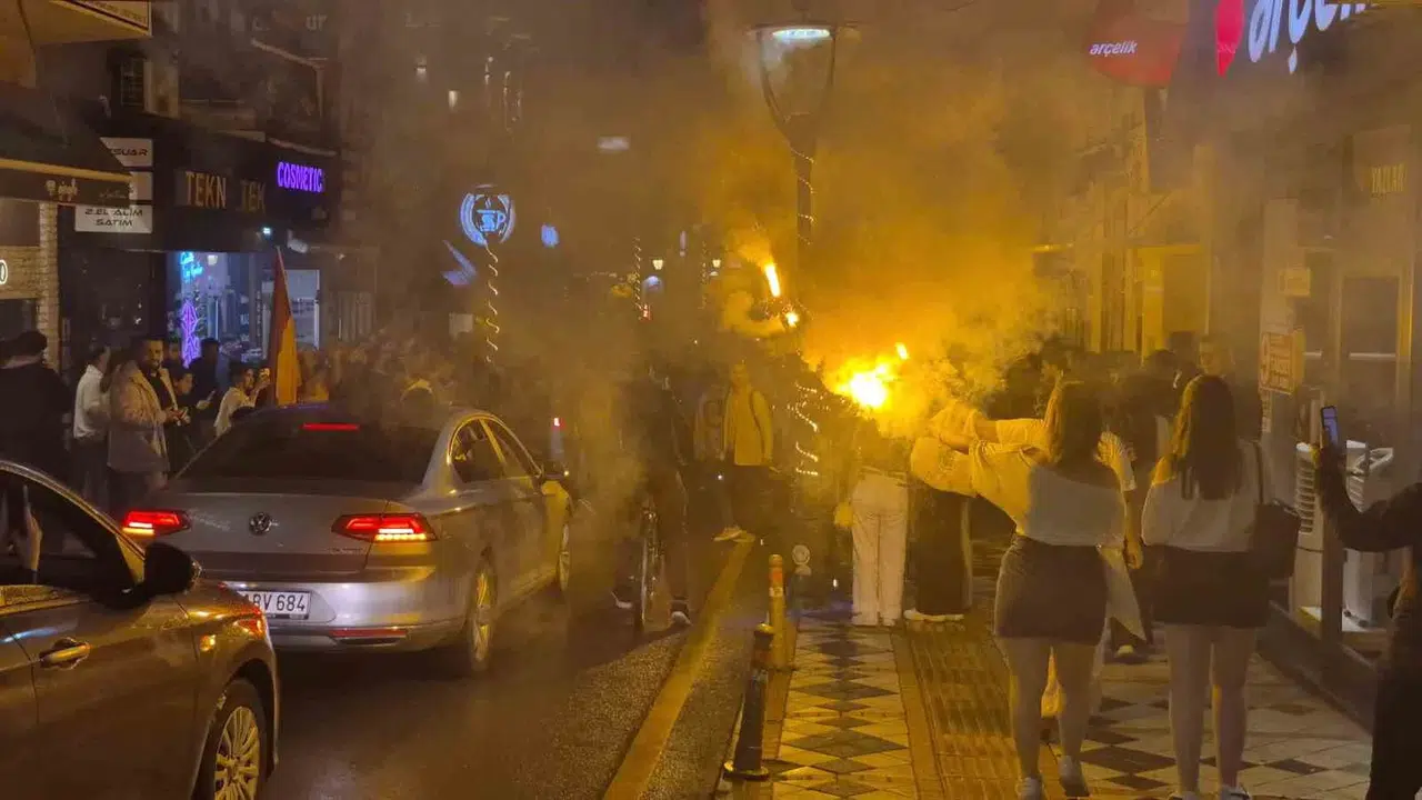 Sarı kırmızılı renkler Bartın sokaklarını ateşe verdi: Şampiyonluk kutlamaları trafiği kilitledi