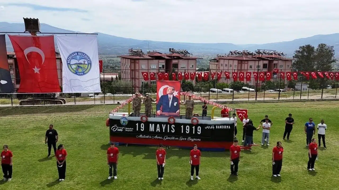 Bozdoğan’da bayram coşkusu: Stadyum hınca hınç doldu, gençler Ata’sına söz verdi